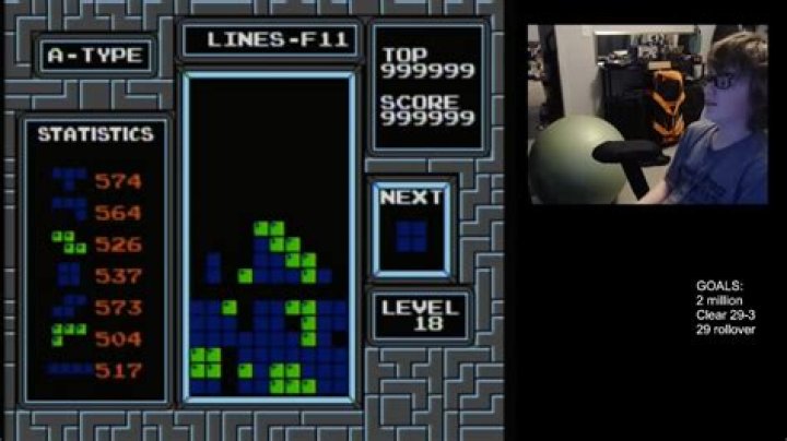 In Tetris Battle, how do you "overwhelm your opponent"?